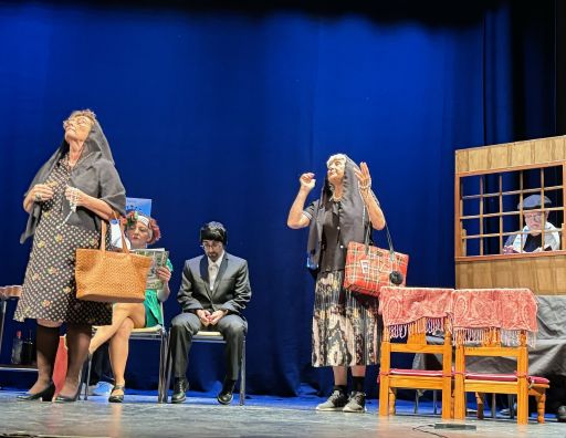 Las beatísimas Adelas y el curica al fondo.